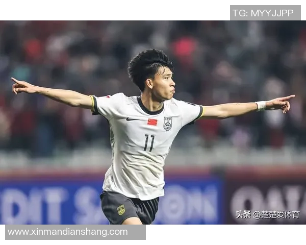 中场休息时国足球星展现惊人技术与领导力引领队友重拾信心 中场休息时国足球星展现惊人技术与领导力引领队友重拾信心